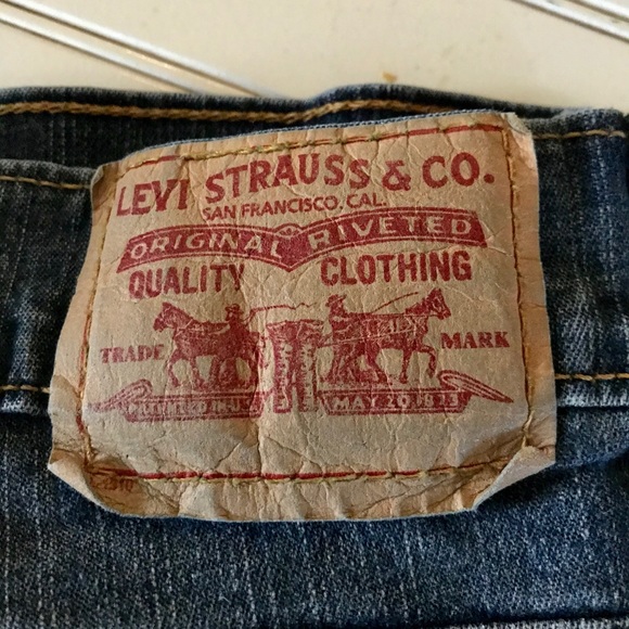 Levi’s Classic Capris - Picture 2 of 8